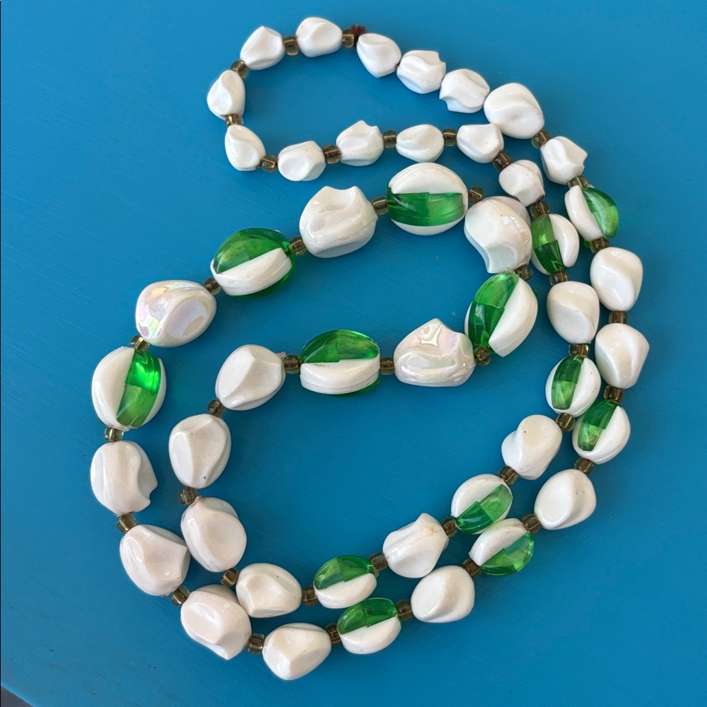 Vintage retro mid-century 80s Green & White Lucite Bead Statement Necklace 26" - Picture 8 of 9